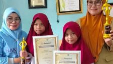 Ketgam:Siswa SDN 98 Kendari, Alifya Ull Khairiyah,  Ainayya Fathyatur Rahma, SDN 98 Kendari, Besama Kepala SDN 98 Kendari, Sitti Rachmatia Saliha., S.PdI., M.Pd. Foto : IST